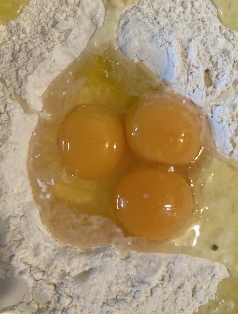 La domenica, spesso ci ritroviamo a fare la pasta in casa, un gesto che rende il nostro pasto ancora più speciale. E stare insieme a tavola, condividendo quei momenti, è qualcosa che ci riempie il cuore di gioia.