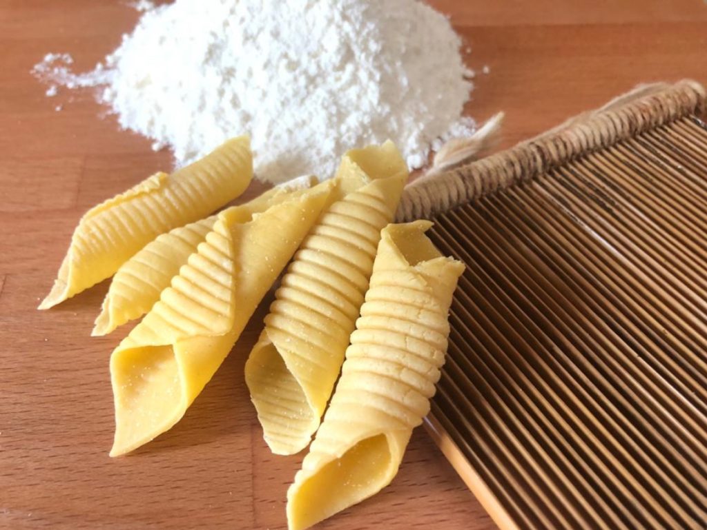 I maccheroni al pettine, fatti da me come mi ha insegnato la mia nonna, 60 anni fa. Non esiste il cibo migliore del cibo fatto a mano senza i conservanti e le aggiunte varie.