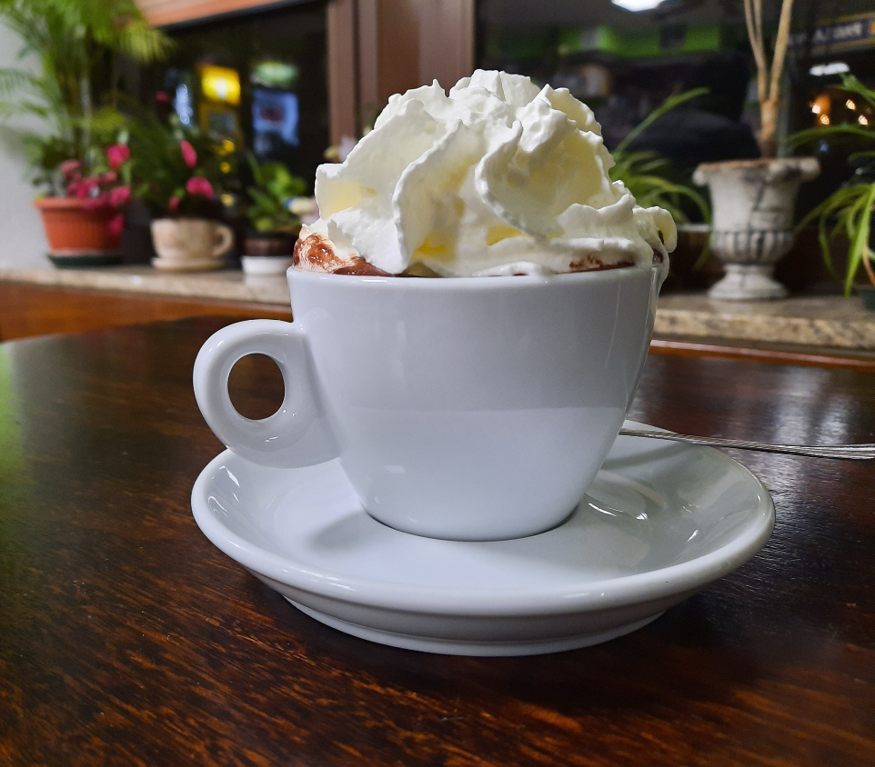 Una bella tazza di cioccolata con la panna montata dopo la passeggiata con le ciaspole è quello che ordino alla baita. A Fanano, Sestola
