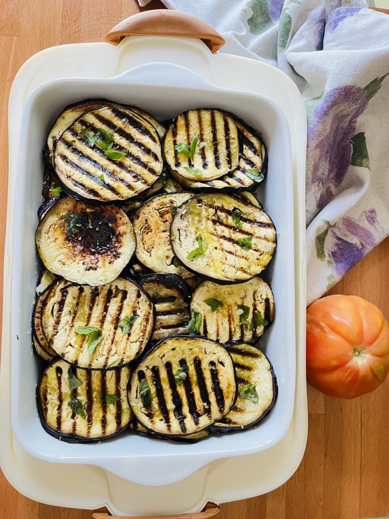 Preparare i piatti semplici con i prodotti raccolti dal mio orto