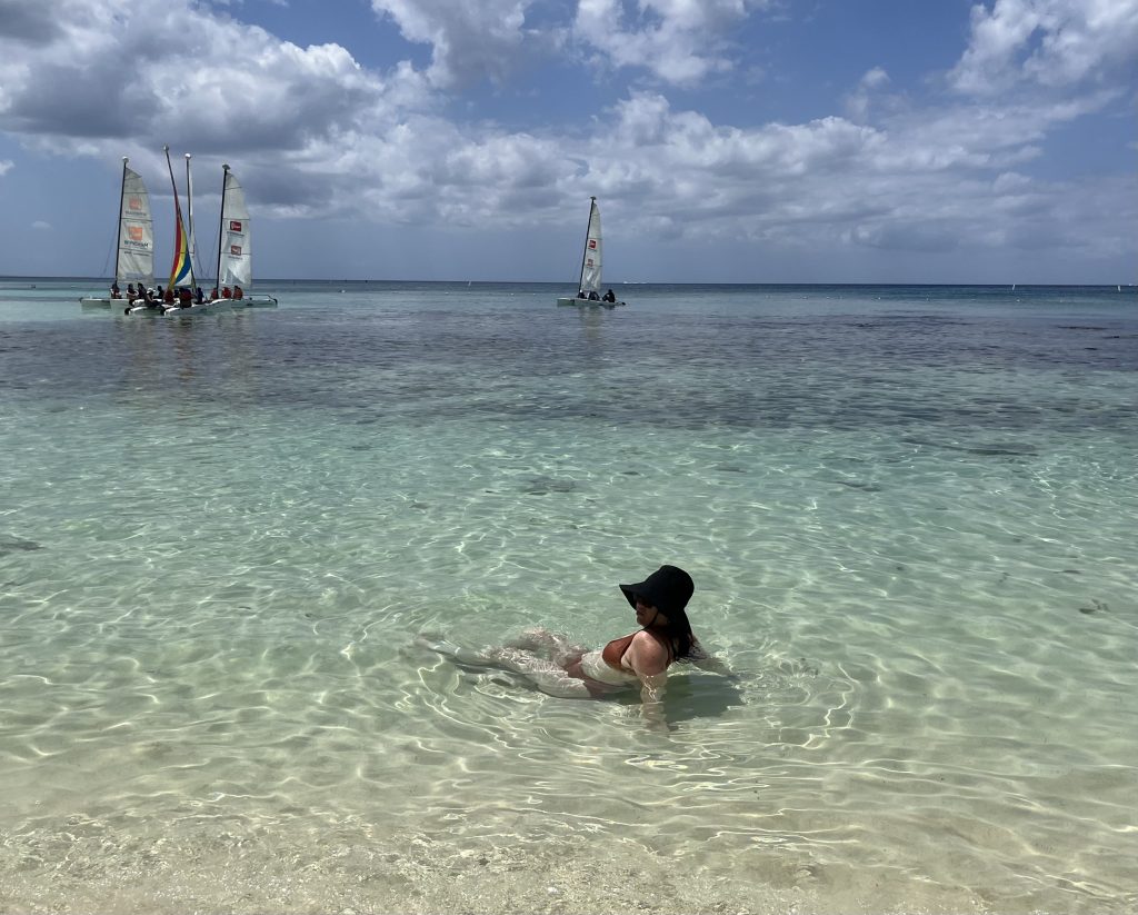 Mettere sempre la crema protettiva e il cappello anche in acqua