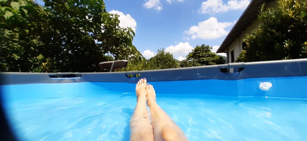Il mio benessere è rilassarmi nella mia piccola ma accogliente piscina durante una calda giornata estiva