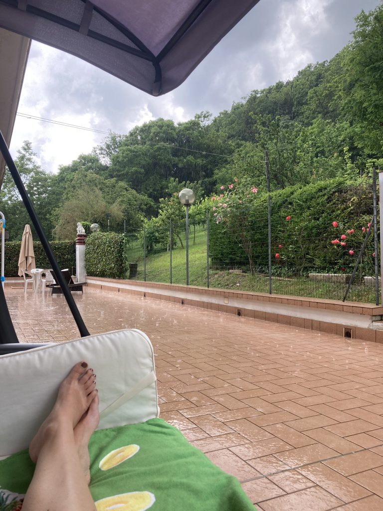 Il mio benessere è godermi un momento di relax ascoltando il rumore della pioggia, sdraiata sopra al dondolo a casa.