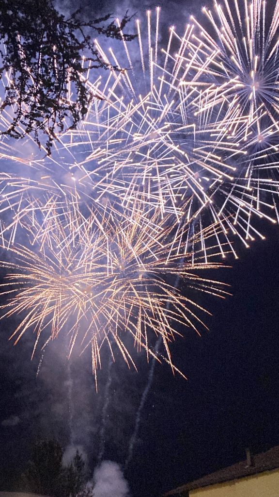 Il mio benessere è emozionarsi con i fuochi d'artificio della festa del paese