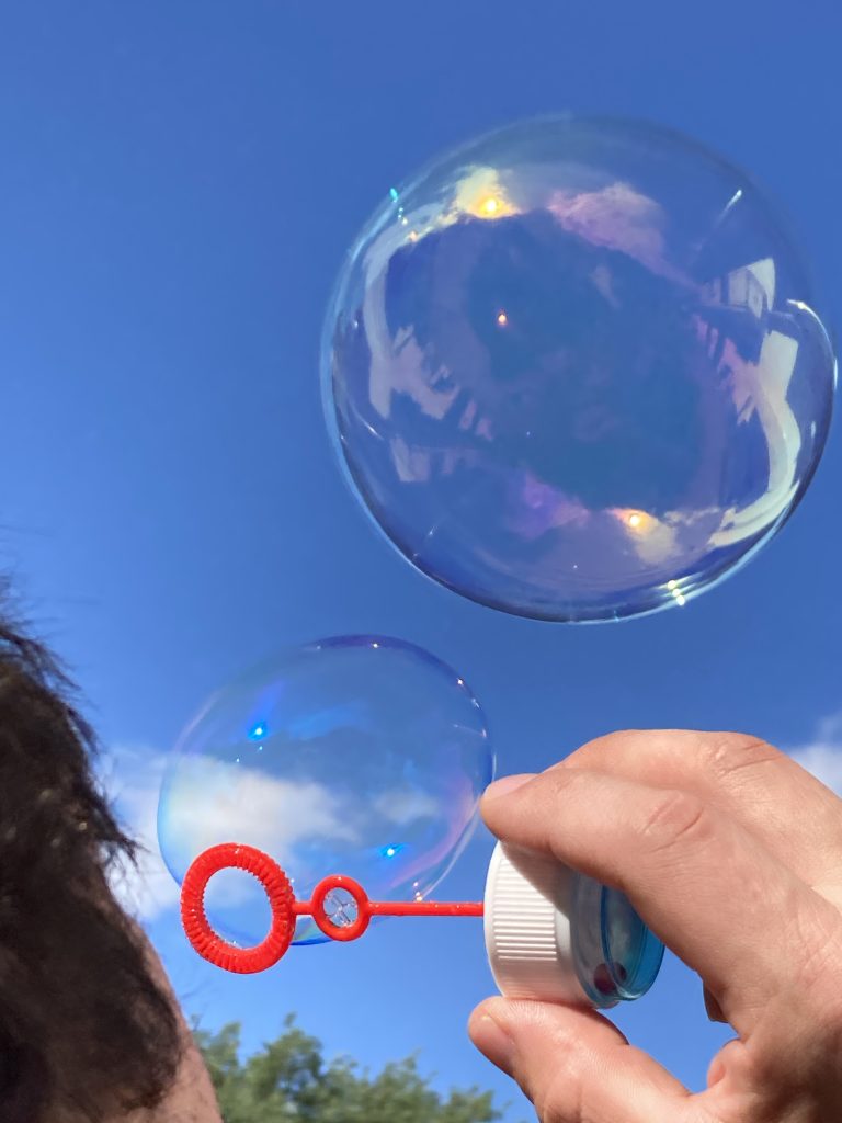 Il mio benessere è giocare con le bolle di sapone !