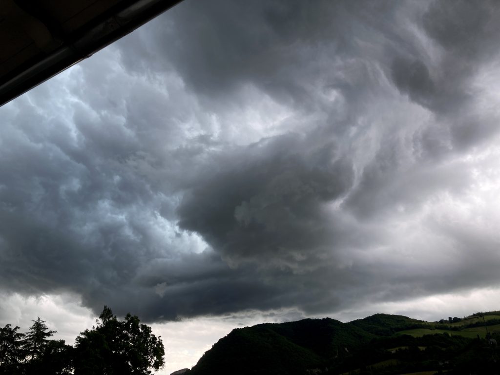 Il mio benessere è osservare la potenza della natura in un imminente arrivo del temporale