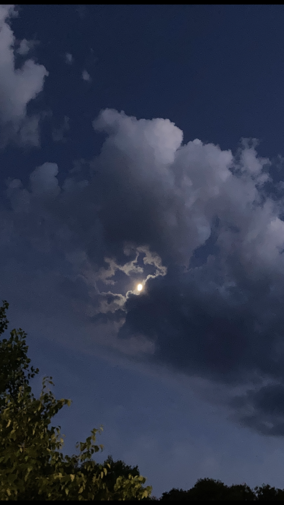 Il mio benessere è osservare la luna che esce dalle nuvole