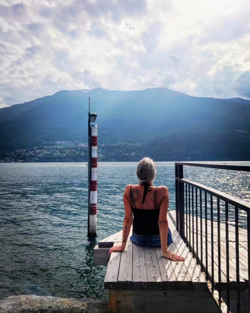 Il mio benessere è silenzio e respiro, lasciarmi avvolgere dall’acqua e dalla luce, ascoltare il battito calmo del mondo e ritrovare il mio equilibrio tra cielo e lago.