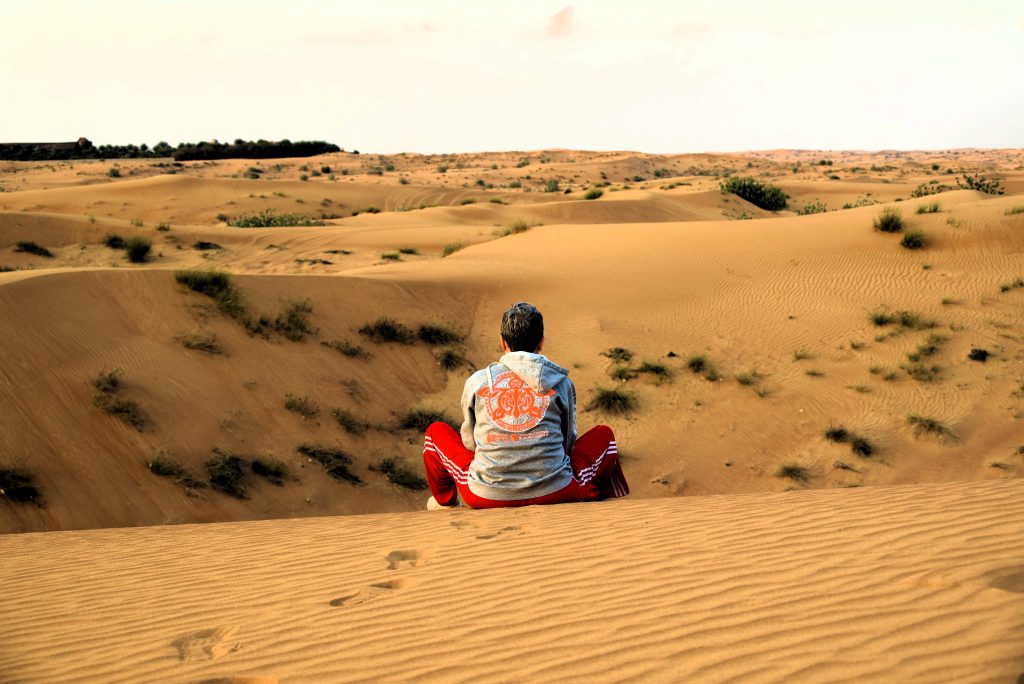 Il mio benessere è perdermi nell’immensità, dove il silenzio del deserto accarezza l’anima e ogni pensiero si dissolve tra le dune. È sedermi davanti all’infinito e sentire il cuore rallentare, mentre il vento racconta storie antiche e la mente si libera da tutto il superfluo: un viaggio dentro me stessa, dove ritrovo equilibrio, respiro e libertà.