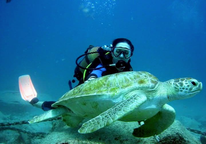 Il mio benessere è immergermi nel silenzio del mare, dove il respiro rallenta e la mente si libera. È lasciarmi cullare dall’acqua e vivere l’incanto di una tartaruga che nuota al mio fianco. In quell’istante sento un’emozione pura attraversarmi: lo stupore si fonde con la quiete, il corpo si rigenera, la mente si svuota e un profondo senso di benessere mi avvolge, facendomi sentire profondamente connessa con la natura, come un abbraccio silenzioso del mare.