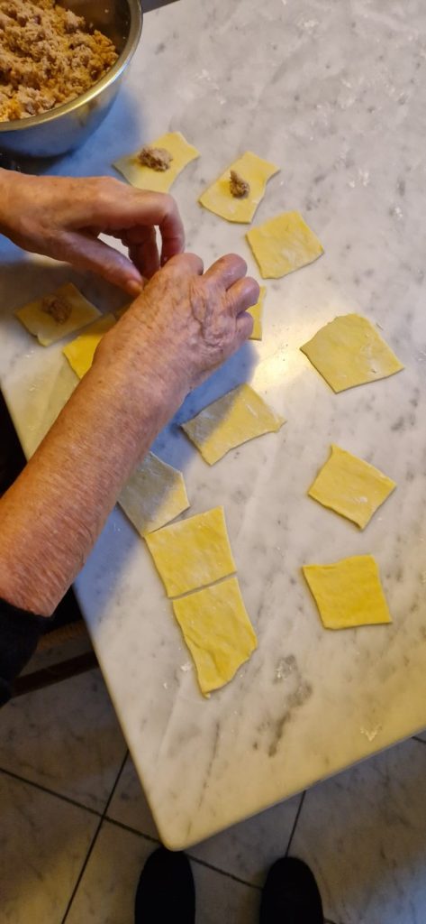 preparare in famiglia, ogni vigilia di Natale, i tortellini in brodo