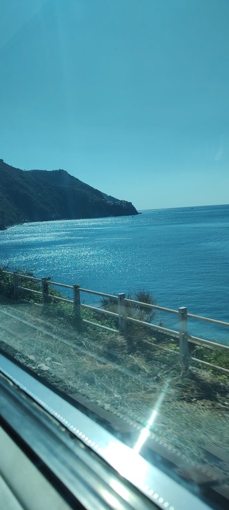 Lasciarmi andare all'immaginazione mentre scorrono i paesaggi dal finestrino del treno