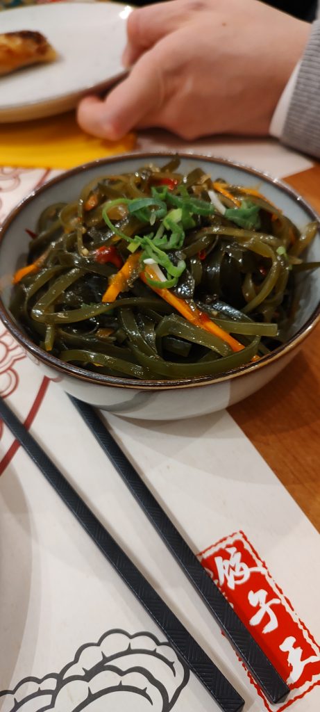 Concedermi ogni tanto una cena vegetariana e scoprire nuovi sapori, come questa insalata di alghe e soia del ristorante cinese