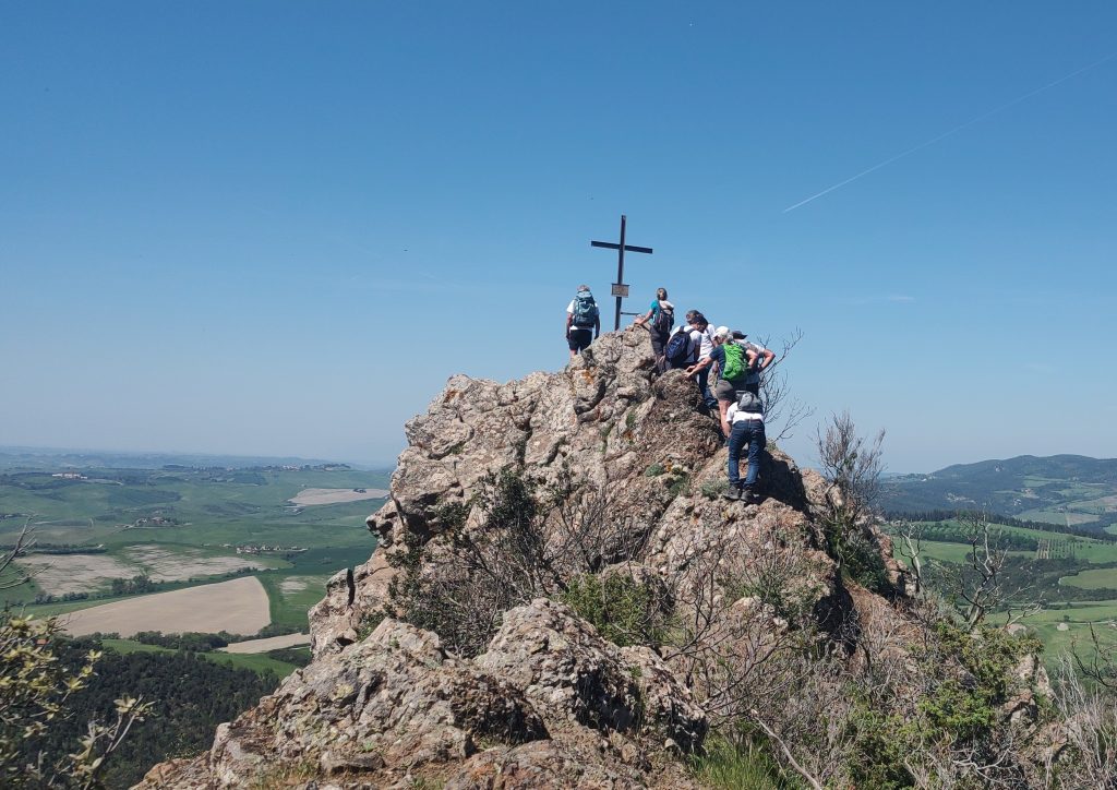 Ammirare il panorama con le persone con cui ho condiviso uno sforzo e con cui ho imparato a conoscere tra un passo e l'altro durante l'escursione