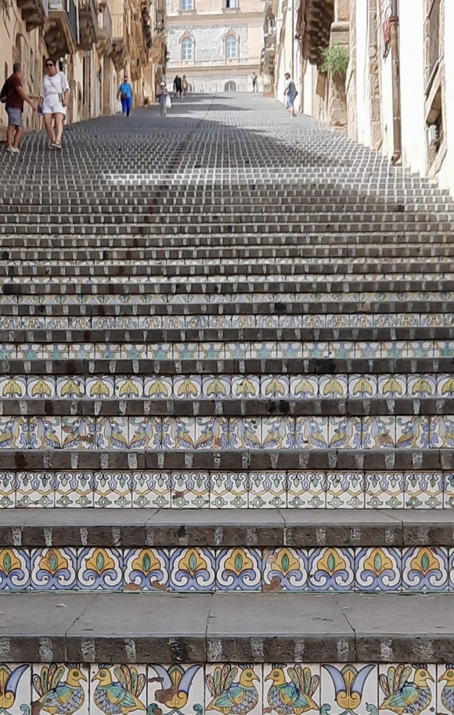 Non prendere mai l’ascensore e fare sempre le scale a piedi, ma quando sono 142 di Caltagirone è un piacere doppio.