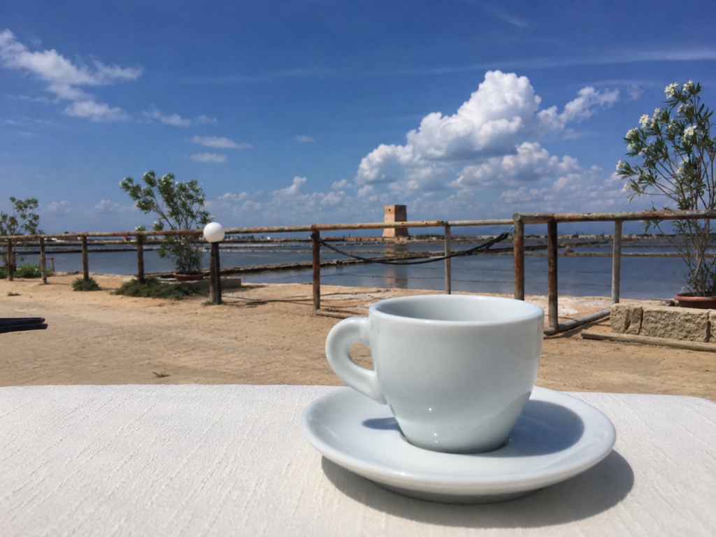 Il mio benessere è… fermarmi.
Un caffè davanti al mare, il silenzio del mattino, il vento leggero sul viso.
In quell’istante tutto rallenta, i pensieri si allontanano e ritrovo me stesso.
Perché il vero benessere è sentirsi in pace, anche solo per un momento.