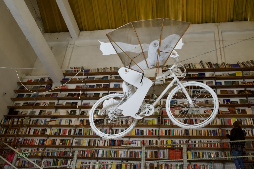 Il mio benessere è nel profumo della carta che mi avvolge come una nuvola leggera, dove ogni pagina è un respiro che calma l’anima. È nei silenzi di una libreria, dove il mondo fuori svanisce e il tempo si dissolve in un eterno presente. E tra quelle righe prendo il volo, vivendo nuove avventure, scoprendo nuovi mondi, amori e delusioni, lasciandomi trasportare da storie che nutrono il cuore e l’immaginazione. In ogni parola, sogno e realtà si intrecciano, regalandomi un abbraccio senza fine.