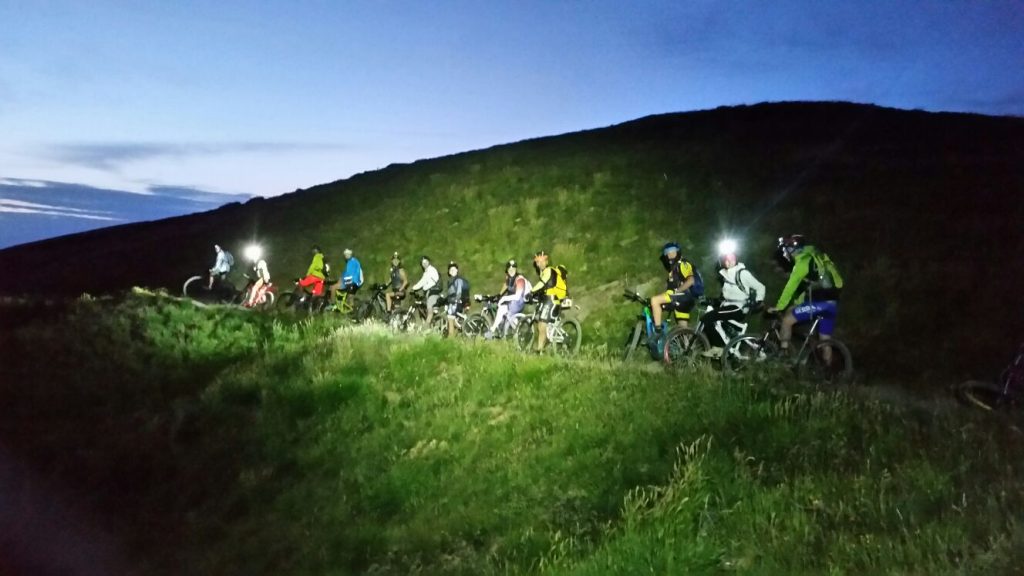 Pedalare anche in notturna con gli amici, stiamo andando al lago Scaffaiolo.