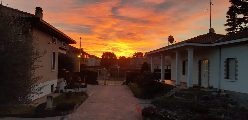 Il mio benessere è alzarti al mattino aprire la porta e ammirare l'aurora