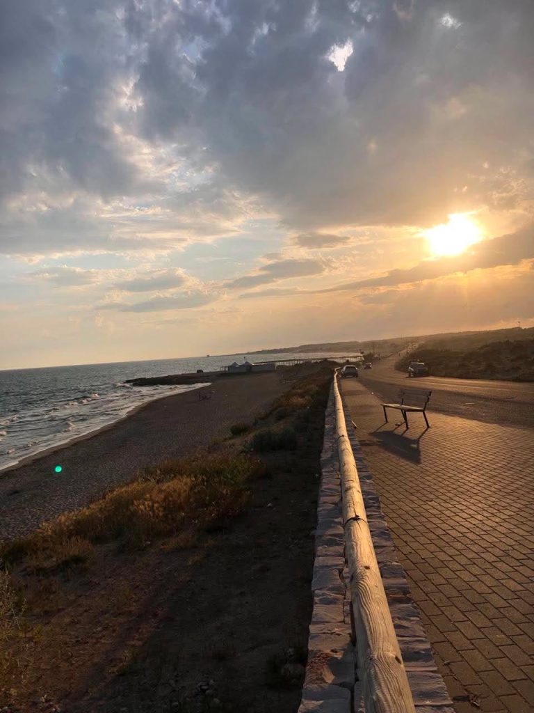 ... seduta su quella panchina aspettando il tramonto e cullata dal rumore delle onde ritrovo la mia cura per ogni affanno del giorno...