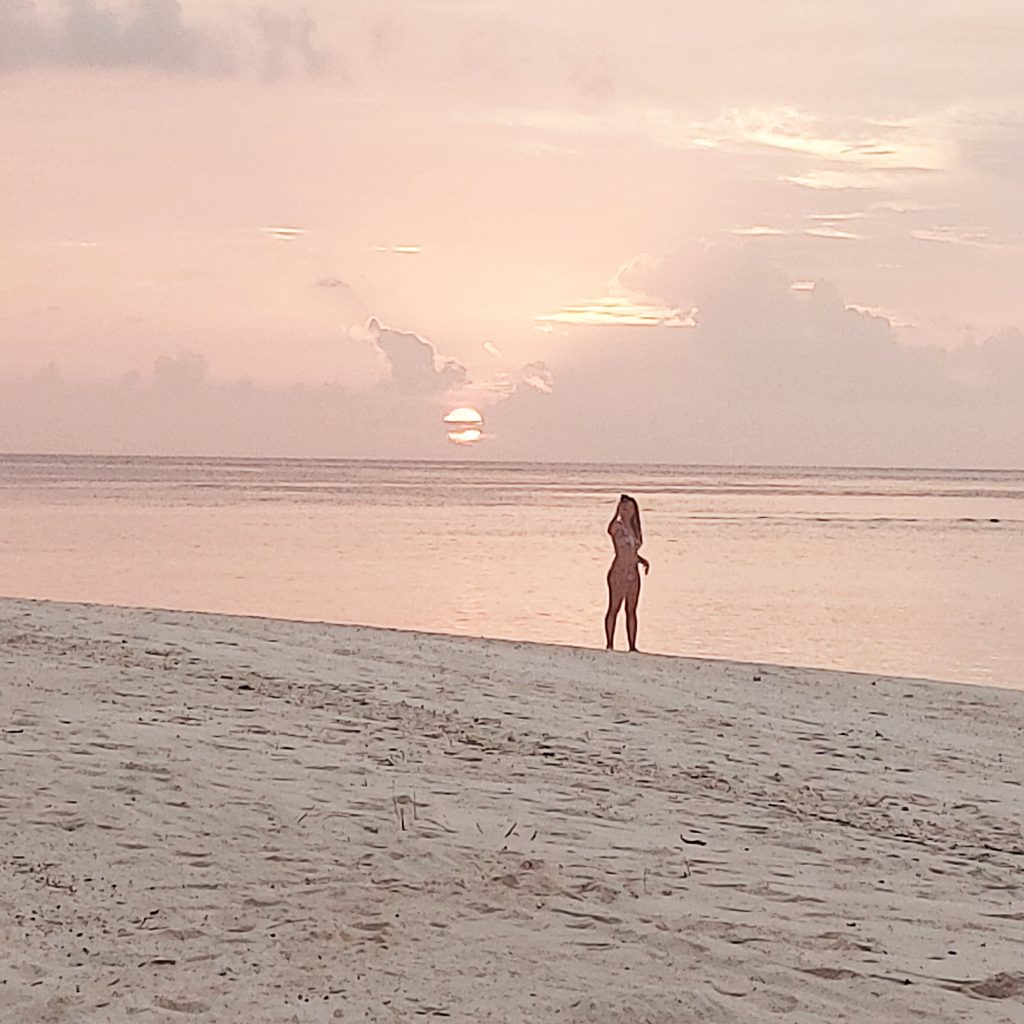 Avevo bisogno di fare questo viaggio in compagnia di una persona cara, per riscoprire giornate di pura serenità e la voglia di recuperare il mio benessere guardando con la luce del tramonto, questa figura per me speciale, giocare con l 'acqua e la natura meravigliosa che le fa di contorno. Rivedermi in lei dopo tanto tempo, ha risvegliato in me la voglia di tornare a vivere con gioia.