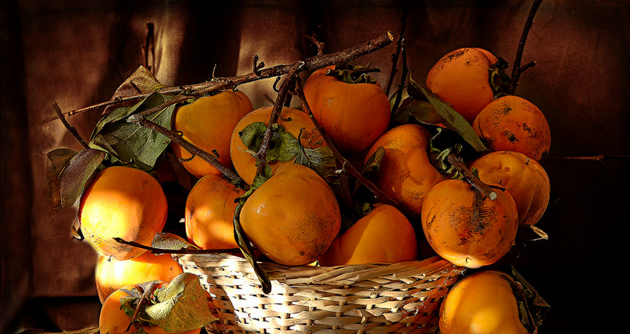 il mio frutto preferito, il cachi; soffice, carnoso e dolcissimo simboleggia l'autunno, stagione di passaggio responsabile spesso di spossatezza e stress psicofisico; grazie agli interessanti valori nutrizionali e alle proprietà correlate, rappresenta un ottimo espediente per iniziare al meglio questa stagione. I cachi sono considerati molto energetici: a tal proposito sono indicati a bambini, anziani e agli amanti dello sport. Inoltre vantano proprietà lassative, diuretiche ed epatoprotettive.