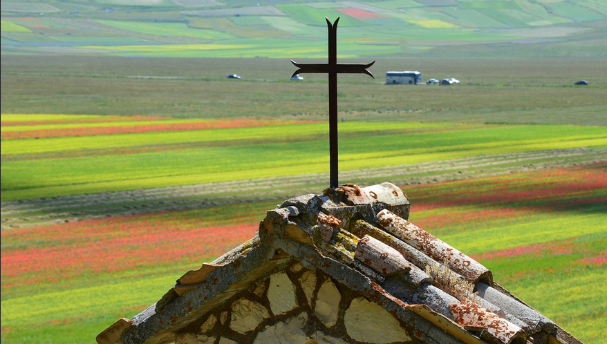allontanarmi da una società “robotica”, “virtuale”, “impersonale” per un paesaggio “ora et labora” che ipnotizza con i colori della Fioritura di Castelluccio di Norcia e dona pace con la spiritualità della piccola cappellina.