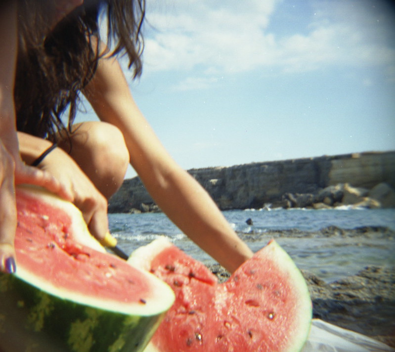 bere mangiando: una bella fetta di cocomero, il frutto che sa d’estate per antonomasia. Dissetare il nostro organismo è fondamentale per stare bene e sentirsi in forma, soprattutto in estate quando caldo, afa e sudorazione mettono a repentaglio l’idratazione del nostro corpo e della nostra pelle.
