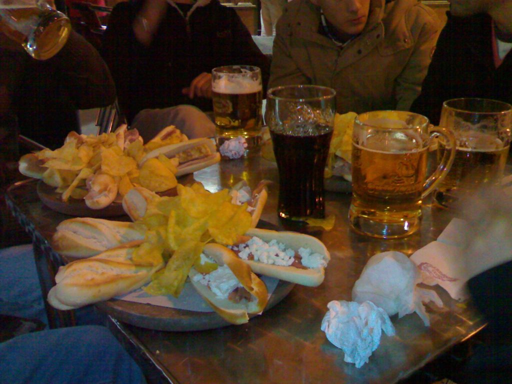 convivialità, un bicchiere di birra con gli amici, due chiacchiere e tutto passa…