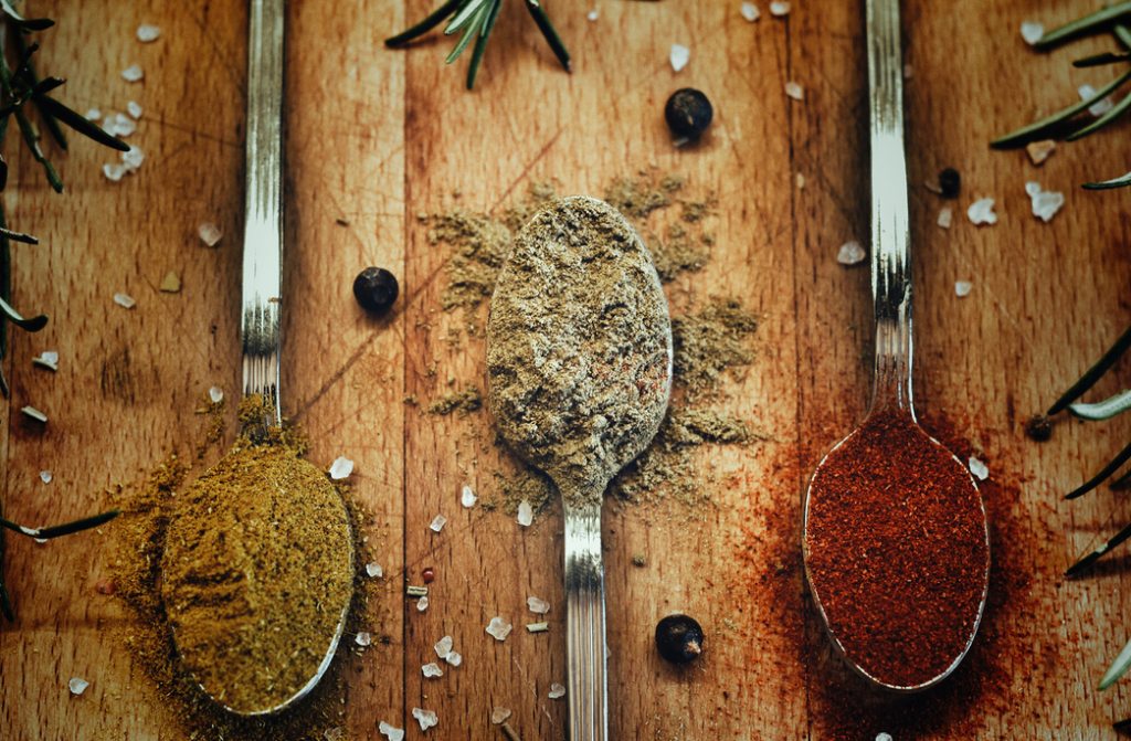 “insaporire” vita e cucina, ci vogliono le spezie. Curcuma, cumino e paprika, prestiti etnici che danno un tocco di colore e migliorano i cibi e la salute.