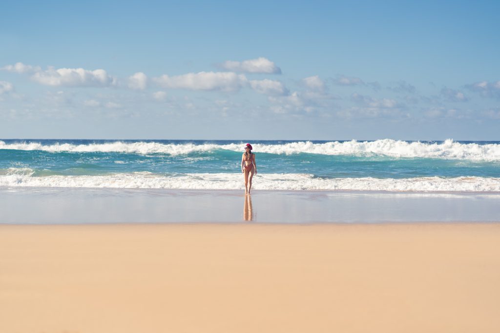 Armonia con l'oceano, una fusione di libertà e serenità mentre le onde cullano la mia anima sulla spiaggia deserta.