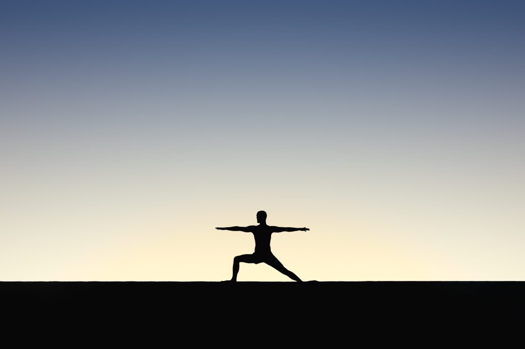 Praticare Yoga al tramonto in connessione con la natura.