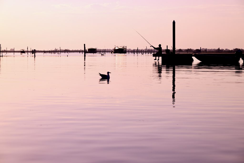 Scappare dal frastuono della città, immergermi nella natura, godere del rumore del rumore del mare e dei suoi colori al tramonto