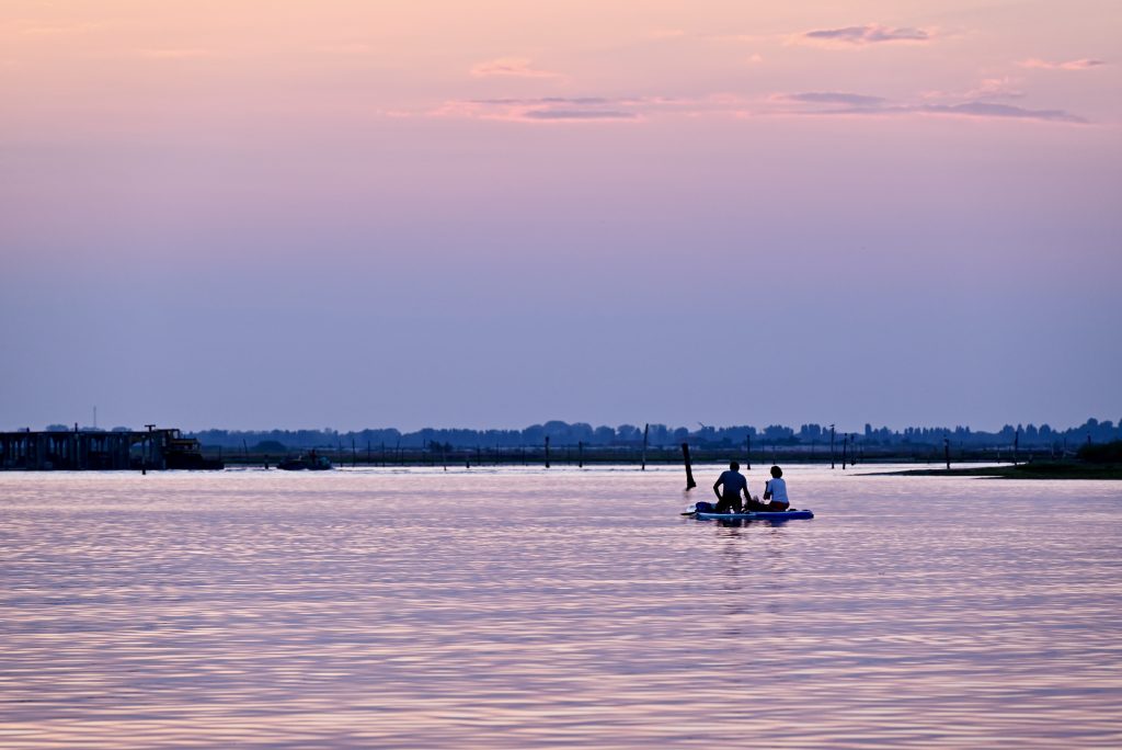 Esplorare nuovi luoghi, ammirare il tramonto e immergermi nei suoi colori ma soprattutto condividere la bellezza del mondo con il mio compagno di vita