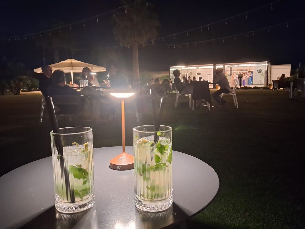 Rilassarsi nelle sere d estate, nel verde. Ascoltando buona musica in compagnia di amici.