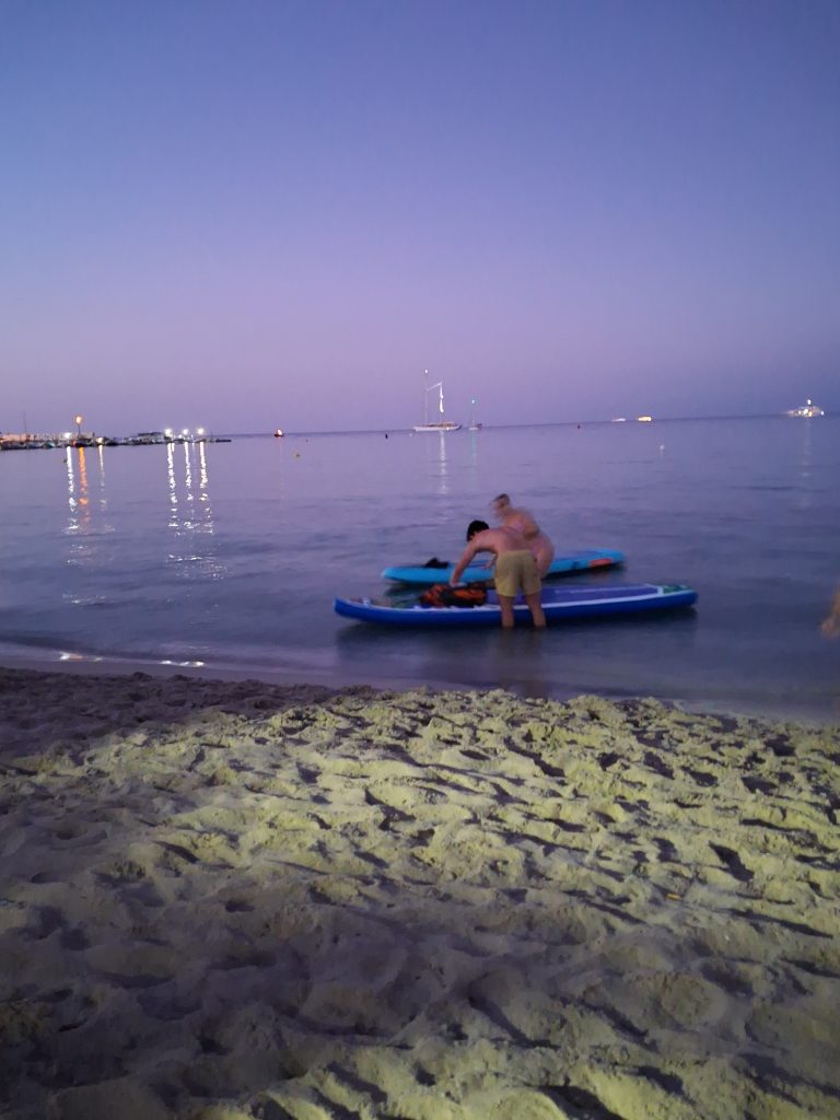 Fare attività al mare in buona compagnia, e al tramonto rilassarsi con il fresco e ritemprarsi