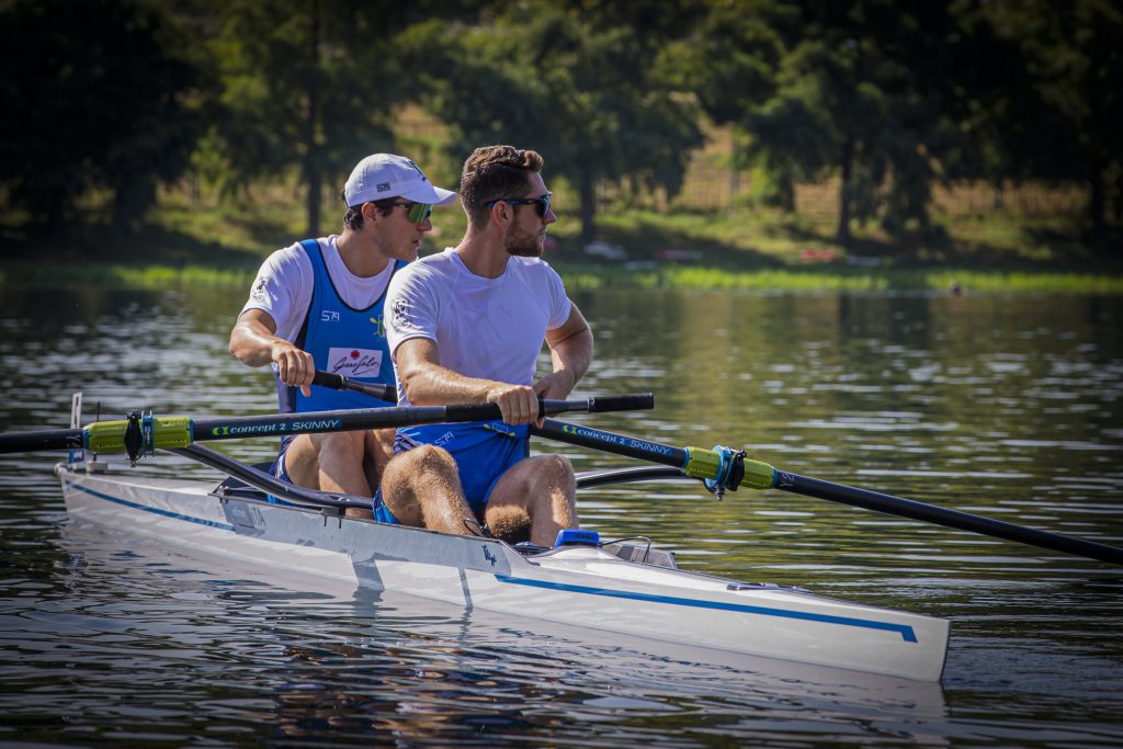 ....praticare sport sul lago.
Anche se,non mi guardo troppo intorno.Con tanta bellezza, rischierei di perdere la direzione...