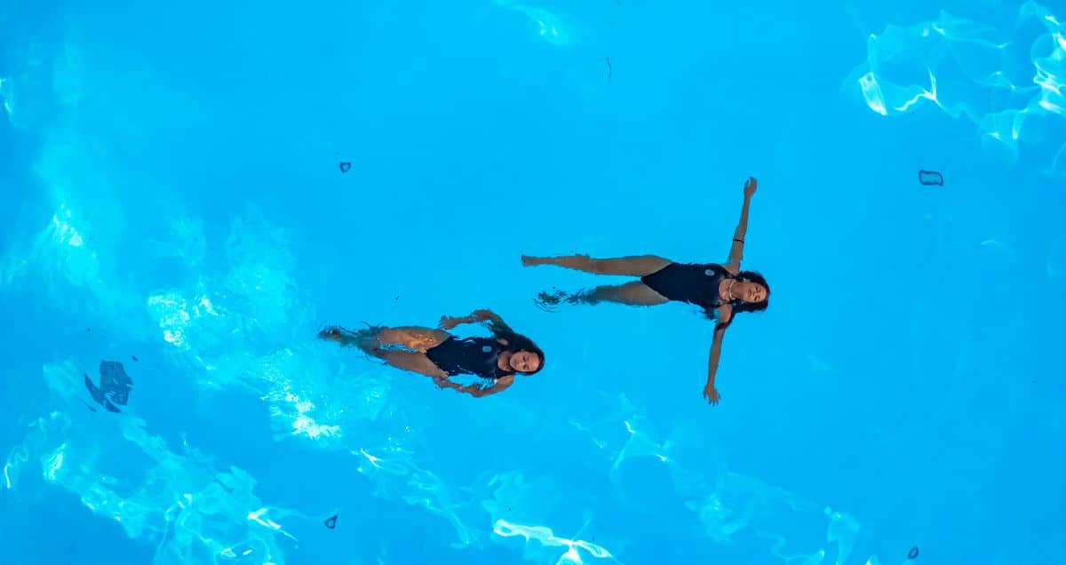 Due donne relax in piscina - foto Tibi Spa - Grand Hotel Duca d'Este