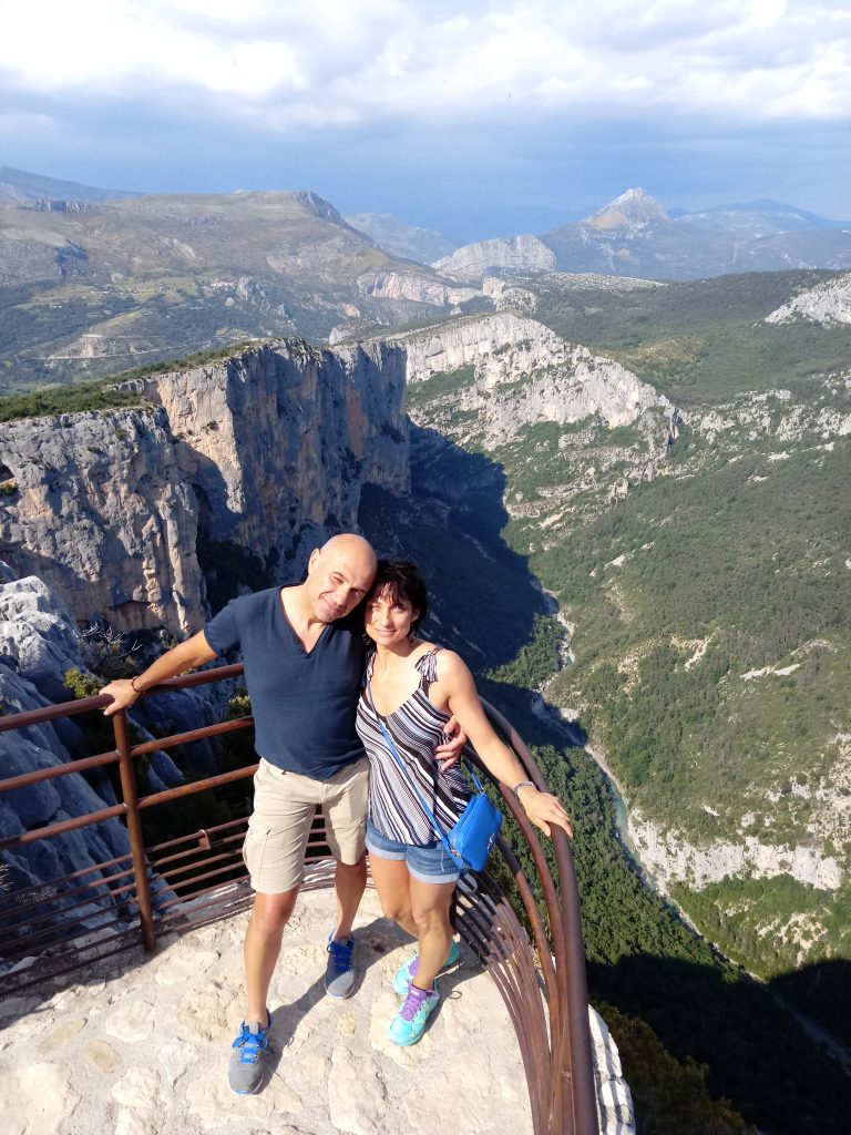 Amo viaggiare scoprire con la persona che amo luoghi con viste che ti tolgono il respiro dalla loro bellezza ,cercare pace ,relax,il mio benessere è cervare sempre di essere positiva nella vta...