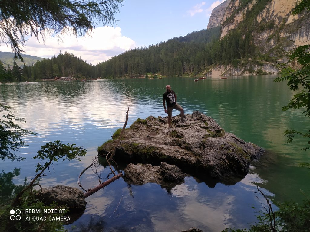 Il mio benessere è ammirare la natura, ascoltando il silenzio delle maestose dolomiti, respirando aria pura e profumata in un lago magico e tutto questo condividerlo con la persona che amo...pace, gioia e cura del corpo