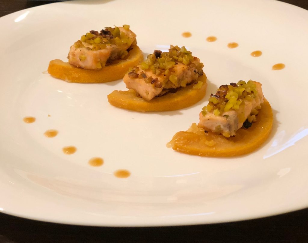 Salmone glassato all'arancia in granella di pistacchio, un secondo semplice, veloce e salutare, caratterizzato da un profumo intenso e da un sapore dolce salato che inebria il palato