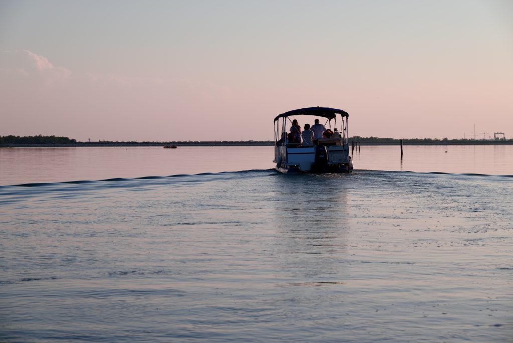 Un gruppo di buoni amici, un giro in barca per scappare dalla folla e tante tante risate