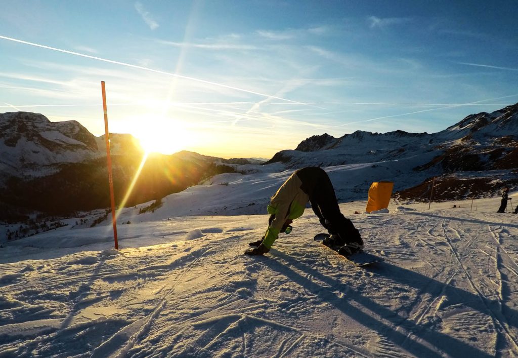 Yoga e Snowboard all'alba