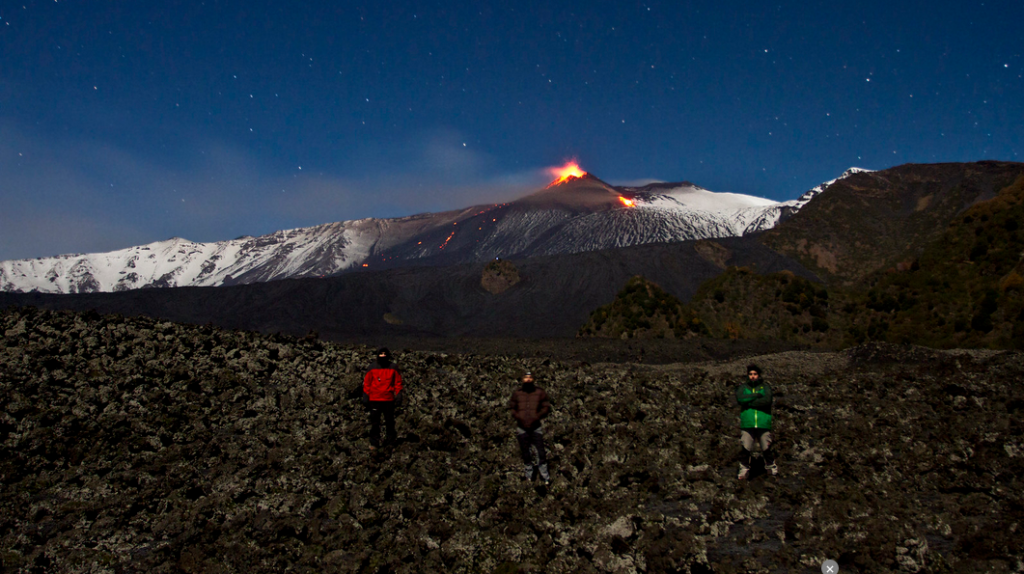 l'Etna, protagonista di uno splendido ossimoro che strega: fuoco freddo o ghiaccio bollente.