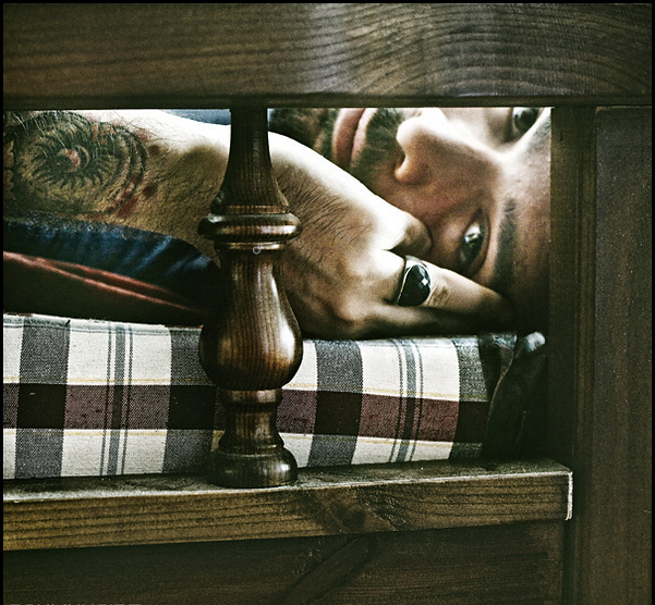 ricordarmi ogni giorno che fermarmi è necessario. Riposarmi è necessario. Non fare, aiuta a fare meglio. In silenzio per dieci minuti cerco di trasformare le divergenze in convergenze per gli scenari futuri.