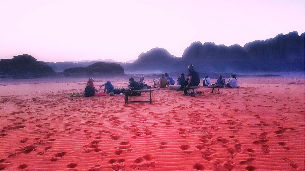 sul Pianeta Rosso con i piedi per terra, una superficie “marziana” di roccia e sabbia dove empatizzare… l'ora rosa, tienimi la mano mentre le parole scorrono...