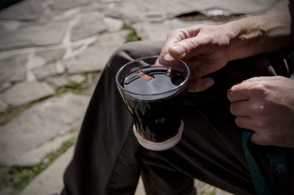 girare per le strade di un paese straniero e incontrare un vecchietto che sembra bere vin brulè, il colore rosso scuro intenso e il bastoncino di cannella che galleggia in superficie mi riporta in Italia... in realtà mi offre un bicchiere di Ginjinha (chiamata anche semplicemente Ginja), un celebre liquore tradizionale portoghese a base di amarene.