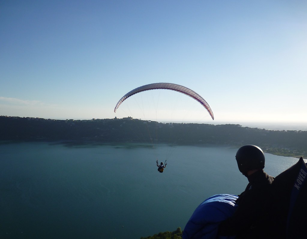librarsi in aria come un moderno Icaro: il lancio con il parapendio non è solo un’esperienza adrenalinica, ma anche un gesto di libertà pura: sfruttare le correnti ascensionali, sospesi tra terra e cielo, con il solo ausilio di una vela leggera, un volo libero che avviene senza motore, con decollo da pendii o alture. È un'attività che unisce tecnica e poesia, capace di regalare ogni volta un susseguirsi di emozioni travolgenti: stupore, vertigine, pace. Il primo volo con il parapendio lascia un segno indelebile, ma anche le uscite successive continuano ad accendere meraviglia, che sensazioni appaganti!!!
