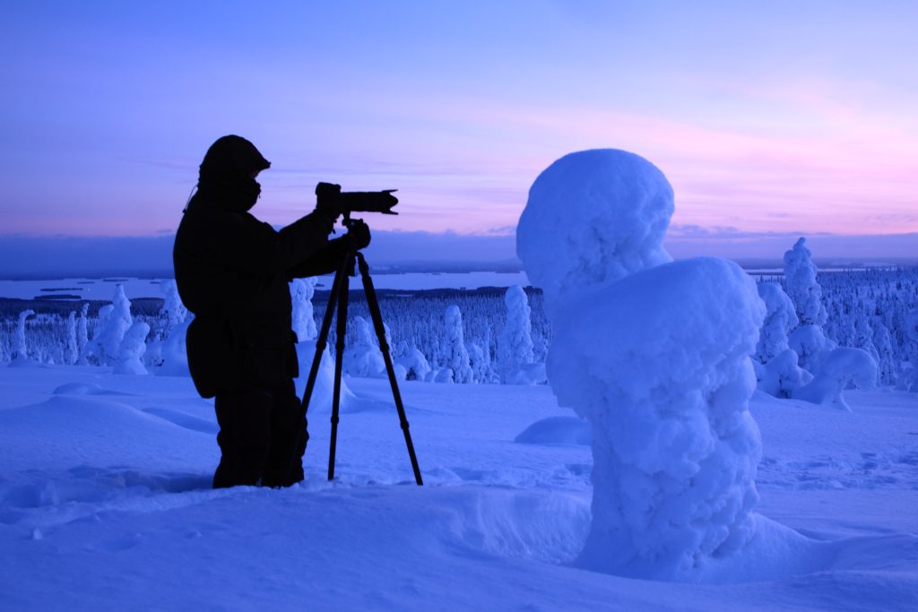 un’avventura artica attraverso le magiche foreste ghiacciate di Riisitunturi, un'escursione in questo luogo delle meraviglie invernale con la possibilità di osservare incredibili giganti innevati e scenari unici tipici. Spesse coltri di neve e ghiaccio trasformano gli abeti rossi in grandi marshmallow gonfi…