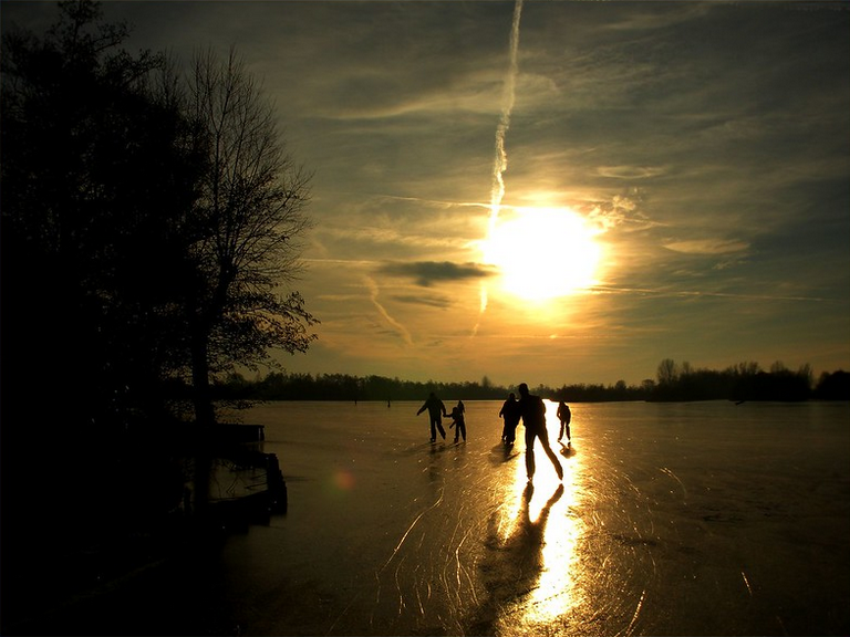 pattinare sulle acque ghiacciate, cristalli che brillano sotto gli ultimi raggi del sole; far scivolare i problemi rapito dal paesaggio…